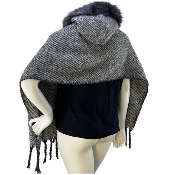 NWT Coco + Carmen hooded shawl with fringes - Picture 3 of 6